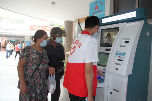 传承丨踏着父母爱的足迹——我院"医二代"们暑期纷纷做起医院志愿者