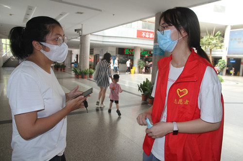 传承丨踏着父母爱的足迹——我院"医二代"们暑期纷纷做起医院志愿者